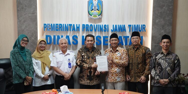 Jajaran DPW LDII Jawa Timur dan Dinas Kesehatan Jawa Timur berfoto bersama usai silaturahim dalam rangka kolaborasi program Cek Kesehatan Gratis CKG Rabu 99 Foto LINES Jatim
