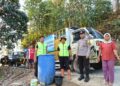 LDII Pacitan bersama Polsek Kebonagung dan relawan menyalurkan bantuan air bersih kepada warga terdampak kekeringan pada Rabu 239 Foto LINES Pacitan