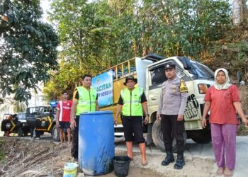 LDII Pacitan bersama Polsek Kebonagung dan relawan menyalurkan bantuan air bersih kepada warga terdampak kekeringan pada Rabu 239 Foto LINES Pacitan