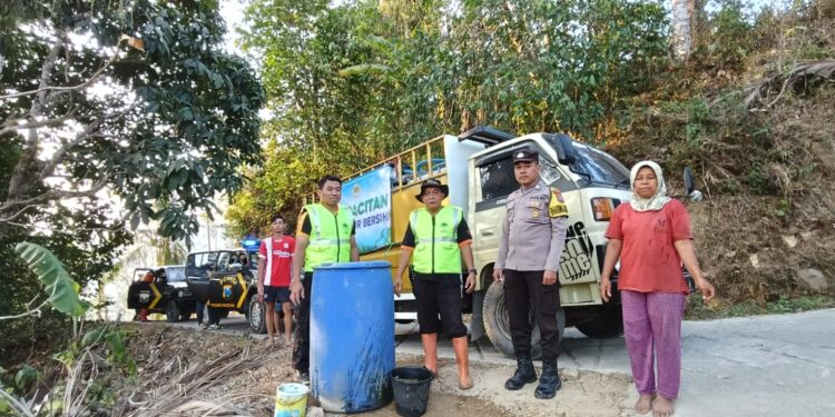 bantuanairbersihdudunkrajanldiipacitan | LDII JAWA TIMUR LDII Pacitan bersama Polsek Kebonagung dan relawan menyalurkan bantuan air bersih kepada warga terdampak kekeringan pada Rabu 239 Foto LINES Pacitan