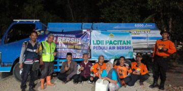 bantuanairbersihldiipacitan | LDII JAWA TIMUR Relawan LDII bersama Senkom Mitra Polri dan kepolisian menyalurkan bantuan air bersih kepada warga terdampak kemarau di Pacitan Senin 3182026 Foto LINES Pacitan