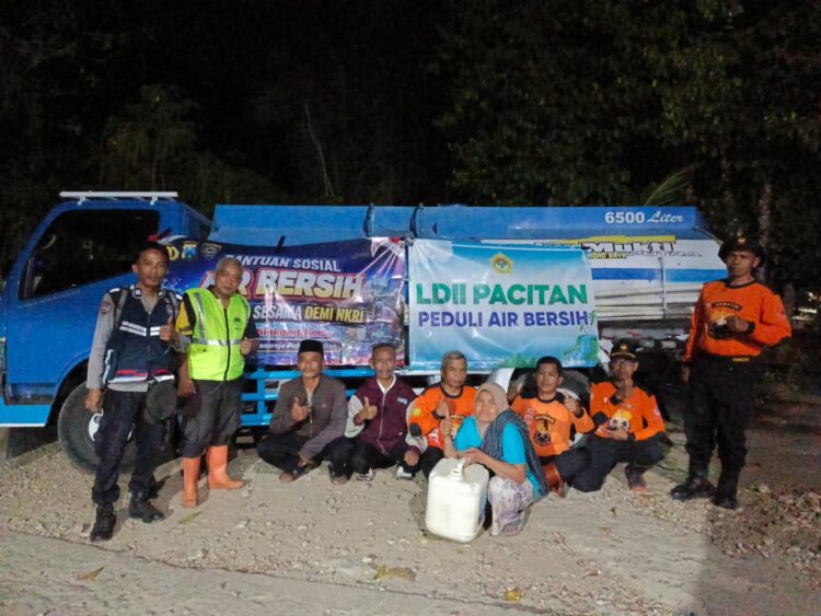 bantuanairbersihldiipacitan | LDII JAWA TIMUR Relawan LDII bersama Senkom Mitra Polri dan kepolisian menyalurkan bantuan air bersih kepada warga terdampak kemarau di Pacitan Senin 3182026 Foto LINES Pacitan