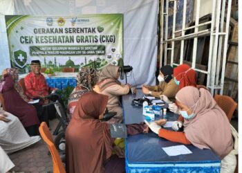 Warga mengikuti cek kesehatan gratis dalam Gerakan Serentak CKG LDII di Situbondo, Minggu (13/9/2026). Foto: LINES Situbondo