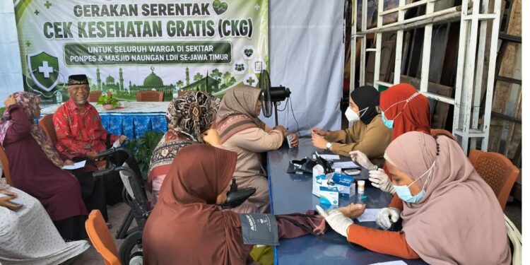cekkesehatangratisldiisitubondo | LDII JAWA TIMUR Warga mengikuti cek kesehatan gratis dalam Gerakan Serentak CKG LDII di Situbondo Minggu 1392026 Foto LINES Situbondo