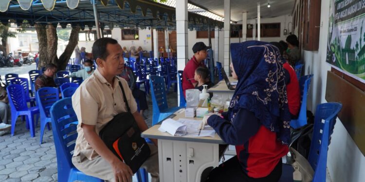 cekkesehatangratiswargaldiikediri | LDII JAWA TIMUR Warga mengikuti CKG gratis yang digelar DPD LDII Kota Kediri bersama Dinas Kesehatan Minggu 1392026 Foto LINES Kediri