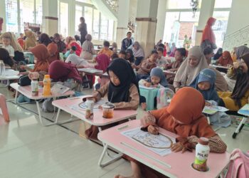 festivalanaksholehldiimedaeng | LDII JAWA TIMUR Anak anak mengikuti lomba mewarnai dalam Festival Anak Sholeh LDII Desa Medaeng di Masjid Baiturrohim Minggu 2092026 Foto LINES Sidoarjo