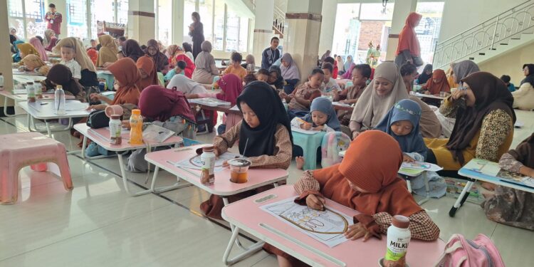 Anak anak mengikuti lomba mewarnai dalam Festival Anak Sholeh LDII Desa Medaeng di Masjid Baiturrohim Minggu 2092026 Foto LINES Sidoarjo