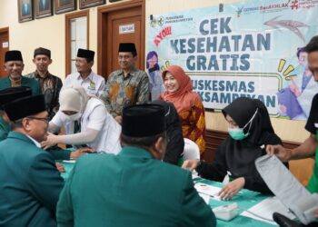 gerakancekkesetangratisdinkesjatimbersamaldiijatim | LDII JAWA TIMUR Kepala Dinkes Jatim Prof Erwin Astha Triyono memantau pelayanan cek kesehatan gratis CKG di Gedung DPD LDII Gresik Foto LINES Jatim