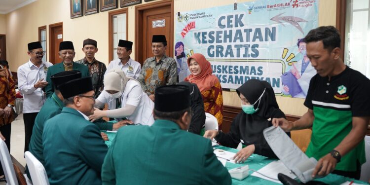 gerakancekkesetangratisdinkesjatimbersamaldiijatim | LDII JAWA TIMUR Kepala Dinkes Jatim Prof Erwin Astha Triyono memantau pelayanan cek kesehatan gratis CKG di Gedung DPD LDII Gresik Foto LINES Jatim