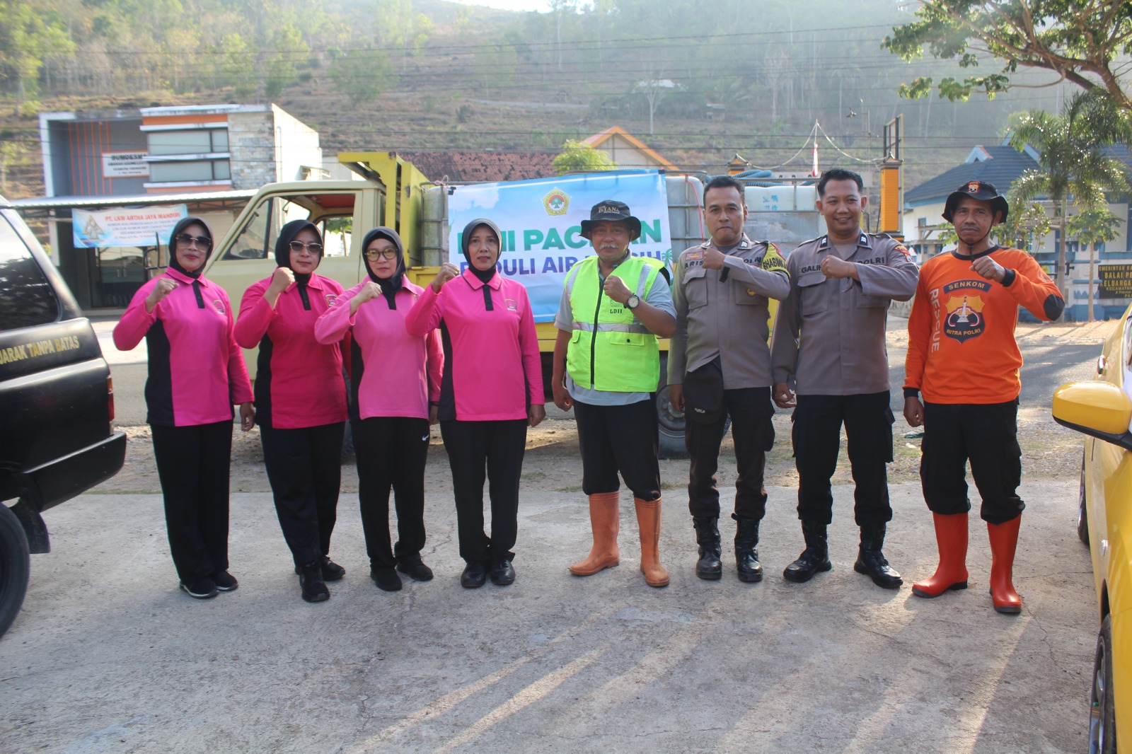 jajaranbhayangkaripolsekkebonagungdanrelawansalurkanairbersih | LDII JAWA TIMUR Jajaran Bhayangkari Polsek Kebonagung dan relawan salurkan air bersih