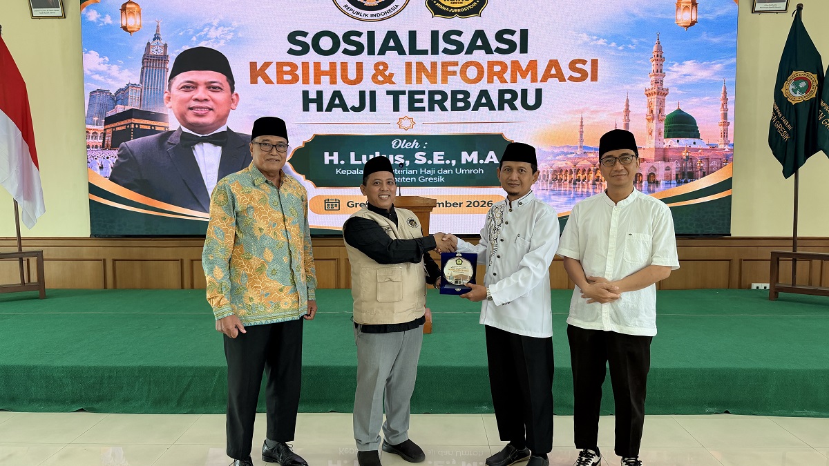 Kepala Kantor Kemenhaj Gresik Lulus menerima cendera mata usai menyampaikan sosialisasi persiapan ibadah haji 20272028