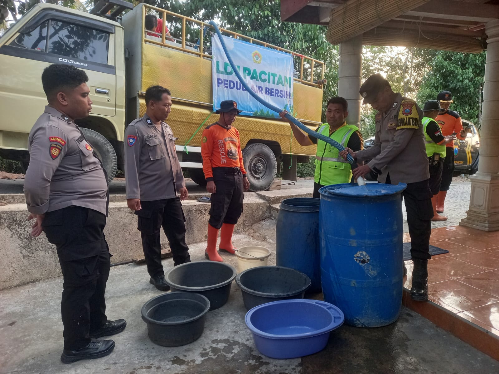 ldiikebonagungsalurkanairbersih | LDII JAWA TIMUR Relawan LDII Senkom Mitra Polri dan Polsek Kebonagung menyalurkan air bersih dari tangki ke wadah warga Dusun Wati