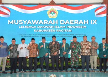 Asisten Pemerintahan dan Kesejahteraan Rakyat Kabupaten Pacitan, Muchamad Chusnul Faozi (tengah) menghadiri Musyawarah Daerah (Musda) IX LDII Kabupaten Pacitan di Pendopo Kabupaten Pacitan. Dok: LINES Pacitan