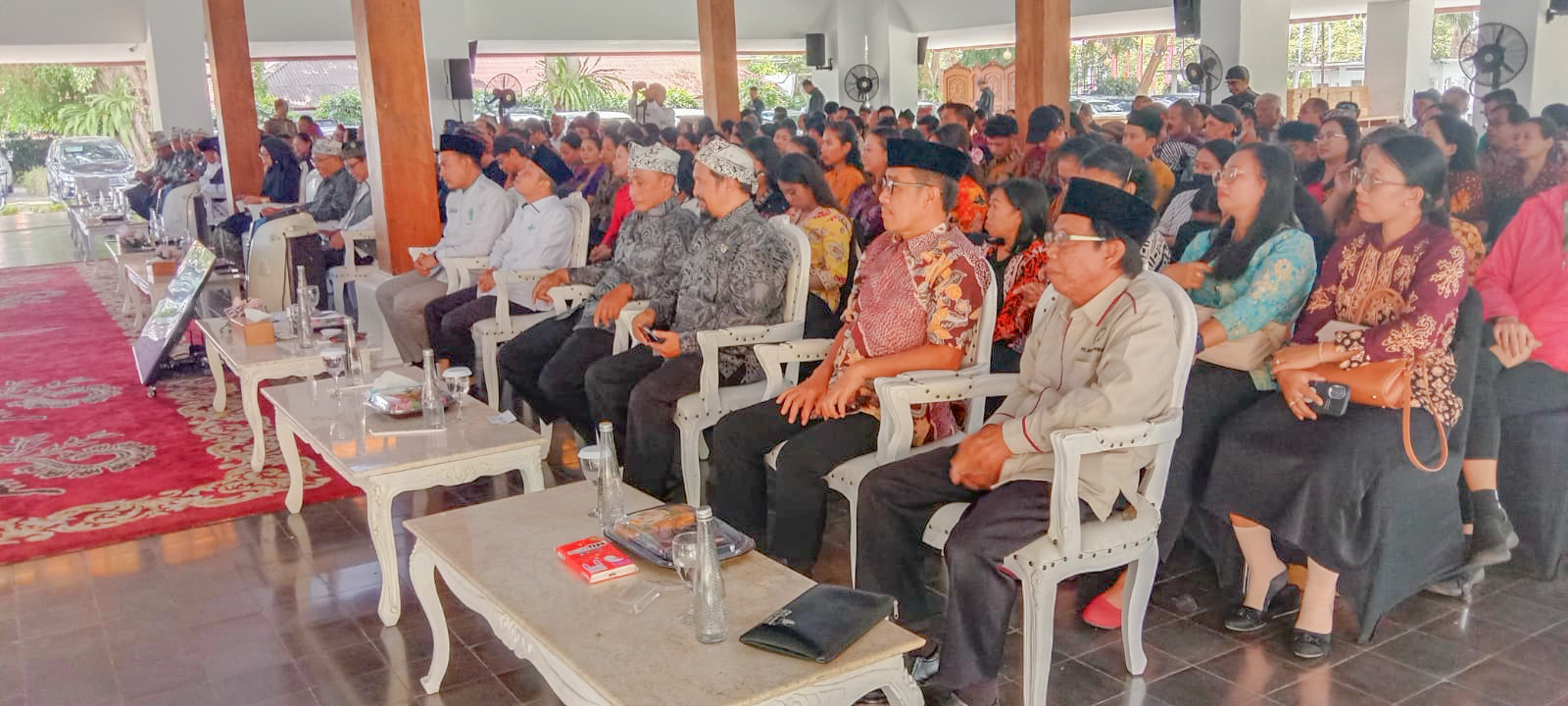pemkab banyuwangi salurkan insentif guru rohani 1 | LDII JAWA TIMUR Pemkab Banyuwangi menyalurkan insentif kepada ratusan guru rohani lintas agama di Pendopo Sabha Swagata Blambangan Banyuwangi Dok LINES Banyuwangi