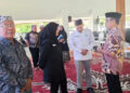 pemkab banyuwangi salurkan insentif guru rohani 2 | LDII JAWA TIMUR Ketua DPD LDII Kabupaten Banyuwangi Ir Heri Sujatmiko MT IPMbatik coklat bersama Bupati Banyuwangi Ipuk Fiestiandani dan Ketua FKUB Banyuwangi Nur Chozin Dok LINES Banyuwangi