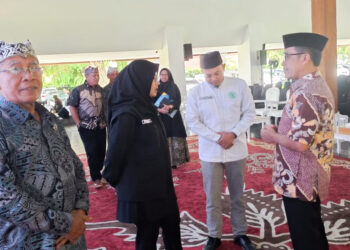 pemkab banyuwangi salurkan insentif guru rohani 2 | LDII JAWA TIMUR Ketua DPD LDII Kabupaten Banyuwangi Ir Heri Sujatmiko MT IPMbatik coklat bersama Bupati Banyuwangi Ipuk Fiestiandani dan Ketua FKUB Banyuwangi Nur Chozin Dok LINES Banyuwangi