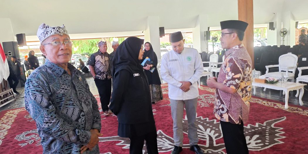 pemkab banyuwangi salurkan insentif guru rohani 2 | LDII JAWA TIMUR Ketua DPD LDII Kabupaten Banyuwangi Ir Heri Sujatmiko MT IPMbatik coklat bersama Bupati Banyuwangi Ipuk Fiestiandani dan Ketua FKUB Banyuwangi Nur Chozin Dok LINES Banyuwangi