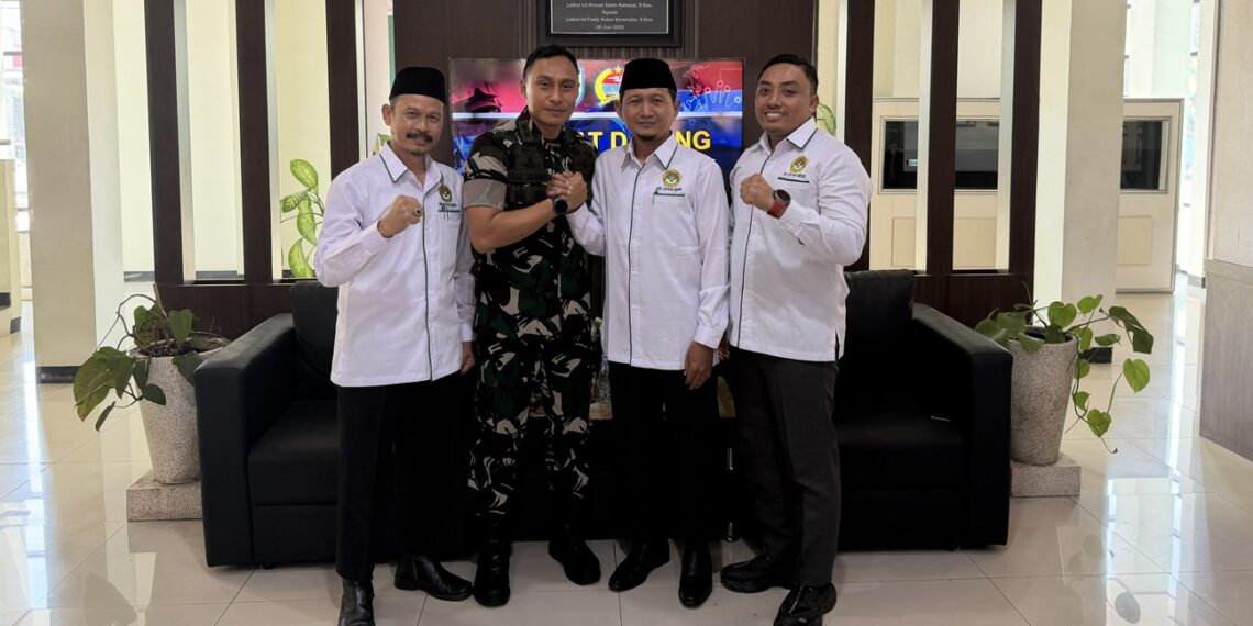 pengurusdpdldiigresikbangunsinergitasjagaketahananpangan | LDII JAWA TIMUR Pengurus DPD LDII Kabupaten Gresik bersama Dandim 0817 Gresik Letkol Inf Fadly Subur Karamaha usai silaturahim di Makodim 0817 Gresik Kamis 392026 Foto LINES Gresik