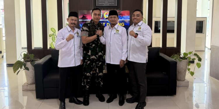 pengurusdpdldiigresikbangunsinergitasjagaketahananpangan | LDII JAWA TIMUR Pengurus DPD LDII Kabupaten Gresik bersama Dandim 0817 Gresik Letkol Inf Fadly Subur Karamaha usai silaturahim di Makodim 0817 Gresik Kamis 392026 Foto LINES Gresik