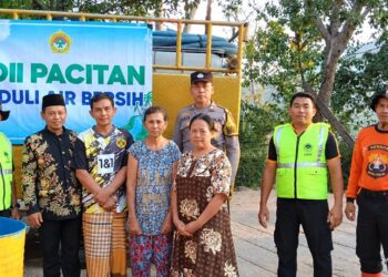 Relawan LDII bersama Senkom Mitra Polri dan Polsek Kebonagung menyalurkan bantuan air bersih kepada warga Dusun Wati, Pacitan, pada Kamis (17/9), akibat kekeringan. Foto: LINES Pacitan