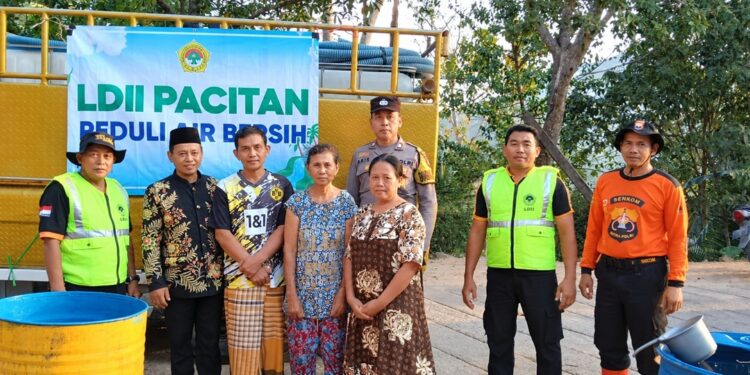 penyaluranairldiipacitan | LDII JAWA TIMUR Relawan LDII bersama Senkom Mitra Polri dan Polsek Kebonagung menyalurkan bantuan air bersih kepada warga Dusun Wati Pacitan pada Kamis 179 akibat kekeringan Foto LINES Pacitan