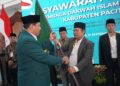 penyerahanpanjiorganisasikepadaketualdiipacitanzakkikistoso | LDII JAWA TIMUR Ketua DPD LDII Pacitan terpilih Zakki Kistoso kanan menerima panji organisasi dari Wakil Ketua DPW LDII Jawa Timur Sarjono dalam Musda IX LDII Pacitan Sabtu 1292026 Foto LINES Jatim