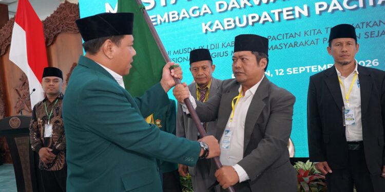 penyerahanpanjiorganisasikepadaketualdiipacitanzakkikistoso | LDII JAWA TIMUR Ketua DPD LDII Pacitan terpilih Zakki Kistoso kanan menerima panji organisasi dari Wakil Ketua DPW LDII Jawa Timur Sarjono dalam Musda IX LDII Pacitan Sabtu 1292026 Foto LINES Jatim