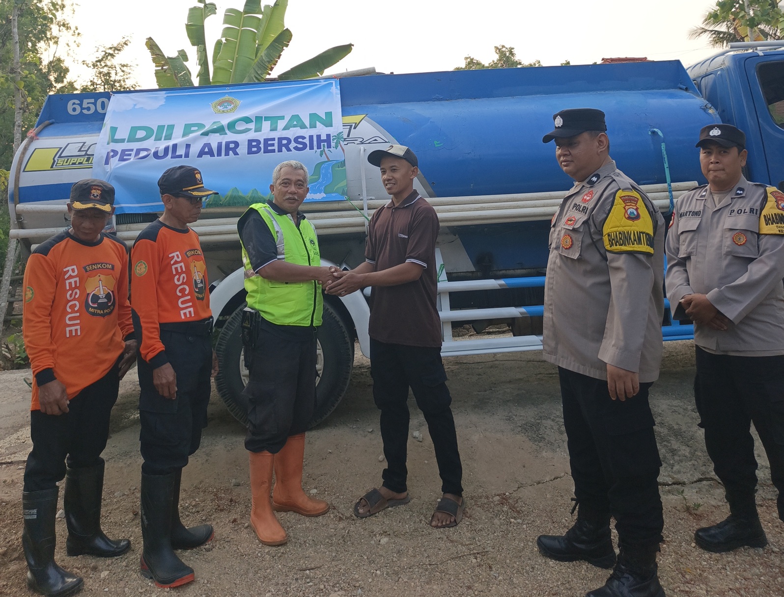 relawanldiipacitansalurkanairbersih | LDII JAWA TIMUR Relawan LDII Pacitan bersama Senkom Mitra Polri dan kepolisian menyerahkan bantuan air bersih kepada warga di tengah musim kemarau