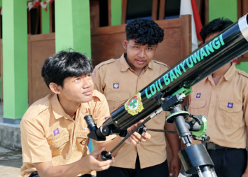 Pelajar SMK Bina Sejahtera Mandiri mempraktikkan pengoperasian teleskop dalam pelatihan ilmu falakiyah di Banyuwangi, Sabtu (12/9/2026). Foto: LINES Banyuwangi