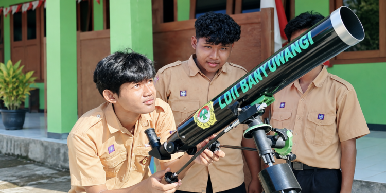 Pelajar SMK Bina Sejahtera Mandiri mempraktikkan pengoperasian teleskop dalam pelatihan ilmu falakiyah di Banyuwangi Sabtu 1292026 Foto LINES Banyuwangi