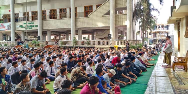 Ribuan santri Ponpes Wali Barokah Kota Kediri mengikuti Salat Istisqa untuk memohon hujan Selasa 2292026 Foto KIM PPWB