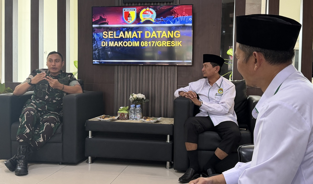 silaturahimdpdldiigresikdengandandim0817 | LDII JAWA TIMUR Dandim 0817 Gresik Letkol Inf Fadly Subur Karamaha berdiskusi dengan pengurus DPD LDII Kabupaten Gresik