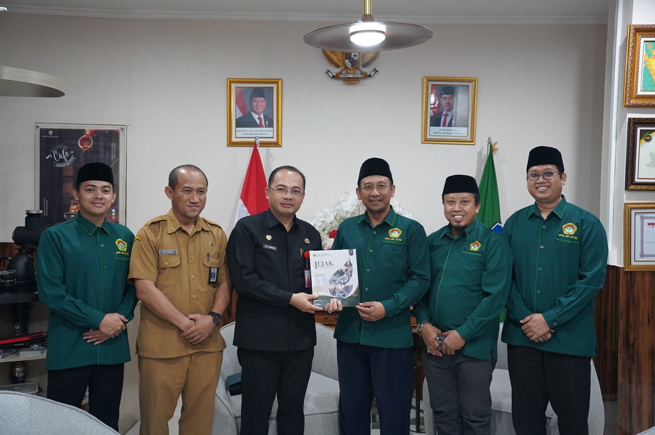 silaturahimldiidenganbakesbangpoljatim | LDII JAWA TIMUR Pengurus DPW LDII Jawa Timur menyerahkan laporan capaian program 20252026 kepada Kepala Bakesbangpol Jatim Eddy Supriyanto
