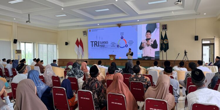 Kepala Kantor Kemenhaj Gresik menyampaikan sosialisasi persiapan ibadah haji bagi calon jamaah estimasi keberangkatan 20272028 di Ballroom DPD LDII Kabupaten Gresik Minggu 2092026 Foto LINES Gresik