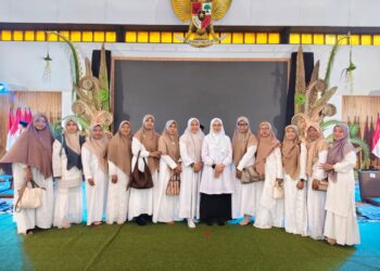 Pengurus Wanita LDII Banyuwangi bersama Bupati Banyuwangi Ipuk Fiestiandani usai menghadiri Pengajian Maulid Nabi Muhammad SAW 1448 H di Pendopo Sabha Swagata Blambangan, Kamis (10/9). Foto: LINES Banyuwangi
