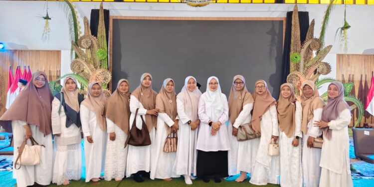 wanitaLDIIbersamaBupatiBanyuwangi | LDII JAWA TIMUR Pengurus Wanita LDII Banyuwangi bersama Bupati Banyuwangi Ipuk Fiestiandani usai menghadiri Pengajian Maulid Nabi Muhammad SAW 1448 H di Pendopo Sabha Swagata Blambangan Kamis 109 Foto LINES Banyuwangi