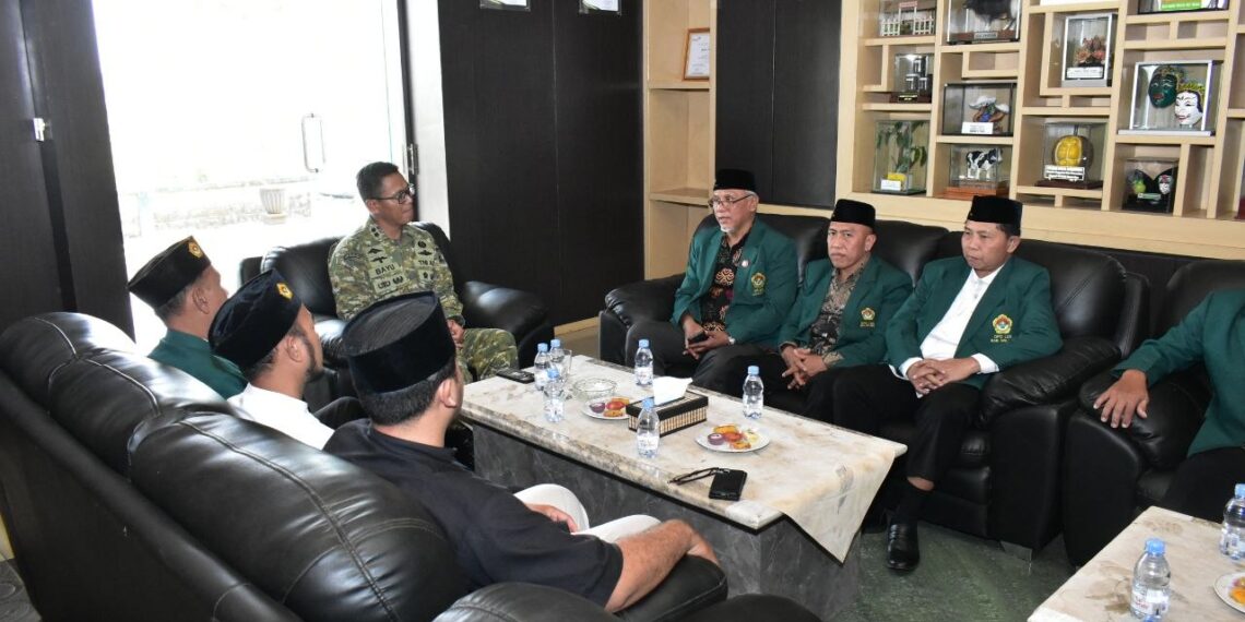 Dandim0818MalangTerimaKunjunganPengurusLDII | LDII JAWA TIMUR Ketua DPD LDII Kabupaten Malang Subiyanto beserta jajaran berdialog dengan Dandim 0818Malang Batu Letkol Czi Bayu Nugroho di Makodim 0818Malang Batu Jumat 2102026 Foto LINES Malang