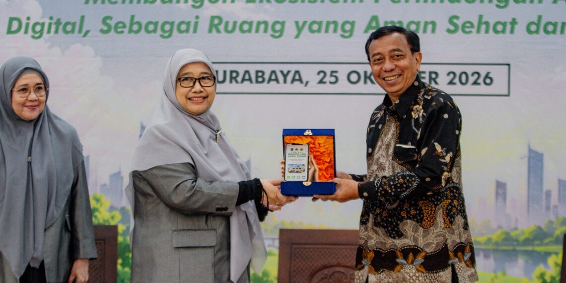 Kepala Bidang Perlindungan dan Pemenuhan Hak Anak DP3AK Jatim R Hari Chandra Noviyanto kanan menerima cendera mata dari Wanita LDII Jawa Timur dalam seminar perlindungan anak di ruang digital Surabaya Minggu 25102026 Foto LINES Jatim