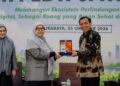 Kepala Bidang Perlindungan dan Pemenuhan Hak Anak DP3AK Jatim R Hari Chandra Noviyanto kanan menerima cendera mata dari Wanita LDII Jawa Timur dalam seminar perlindungan anak di ruang digital Surabaya Minggu 25102026 Foto LINES Jatim