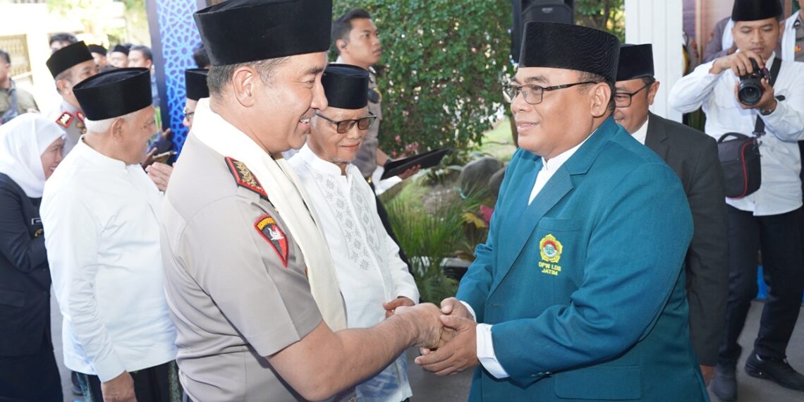 KetuaDPWLDIIJatimMenyambutKapolriSuyudidiMapoldaJatim | LDII JAWA TIMUR Ketua DPW LDII Jawa Timur Moch Amrodji Konawi menyambut kedatangan Kapolri Jenderal Suyudi Ario Seto di Mapolda Jatim Sabtu 17102026 Foto LINES Jatim