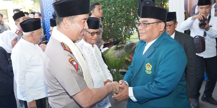 KetuaDPWLDIIJatimMenyambutKapolriSuyudidiMapoldaJatim | LDII JAWA TIMUR Ketua DPW LDII Jawa Timur Moch Amrodji Konawi menyambut kedatangan Kapolri Jenderal Suyudi Ario Seto di Mapolda Jatim Sabtu 17102026 Foto LINES Jatim