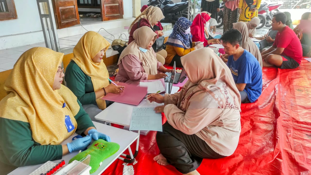 LDII Kamal gelar CKG 2 | LDII JAWA TIMUR Petugas Laboratorium Fortuna mendata peserta sebelum menjalani pemeriksaan Cek Kesehatan Gratis CKG Dok LINES Jatim
