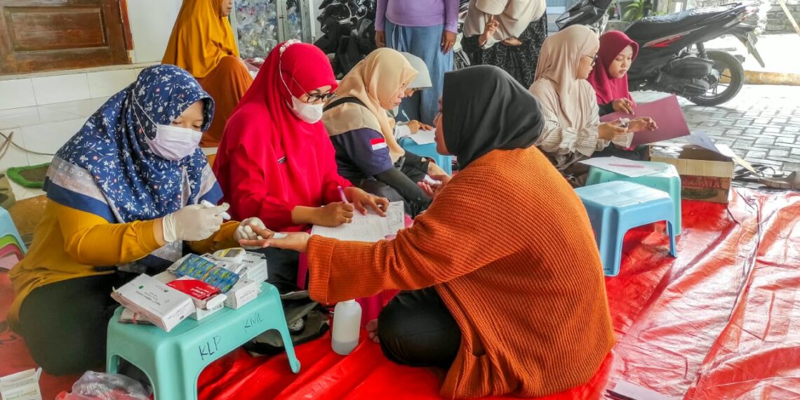 Seorang warga LDII memanfaatkan layanan Cek Kesehatan Gratis CKG yang digelar di halaman Masjid Agung Aulia Kamal Dok LINES Jatim