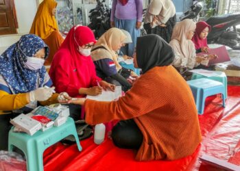 Seorang warga LDII memanfaatkan layanan Cek Kesehatan Gratis CKG yang digelar di halaman Masjid Agung Aulia Kamal Dok LINES Jatim