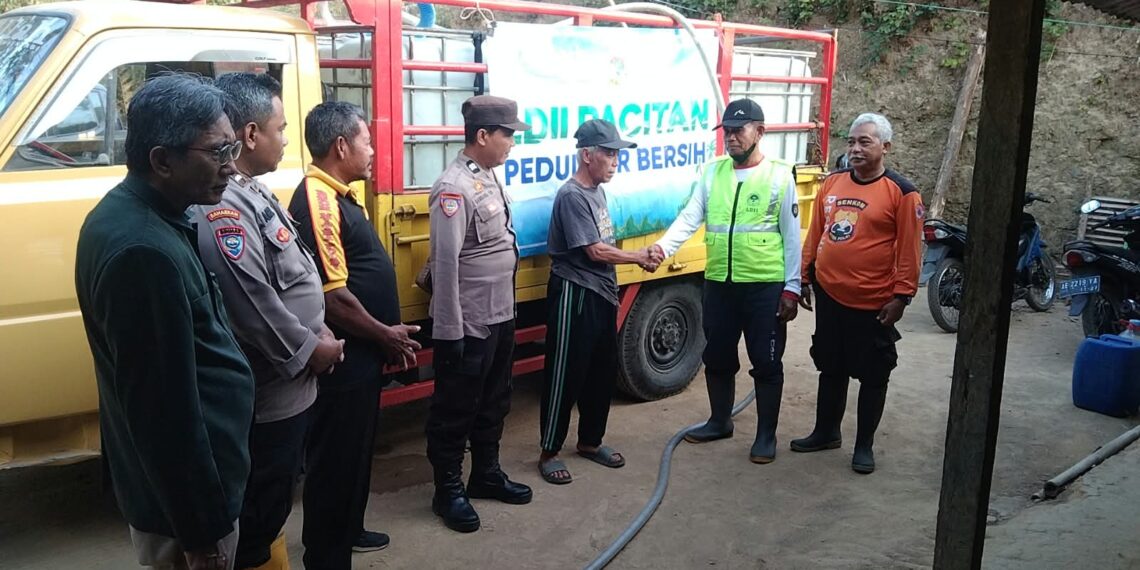 PCLDIITulakansalurkanbantuanairbersih | LDII JAWA TIMUR Ketua PC LDII Tulakan Suyoto menyerahkan bantuan air bersih secara simbolis kepada Kepala Dusun Wonokeso Wasito didampingi Senkom dan personel Polsek Tulakan Kamis 8102026 Foto LINES Pacitan