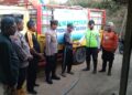 Ketua PC LDII Tulakan Suyoto menyerahkan bantuan air bersih secara simbolis kepada Kepala Dusun Wonokeso Wasito, didampingi Senkom dan personel Polsek Tulakan, Kamis (8/10/2026). Foto: LINES Pacitan