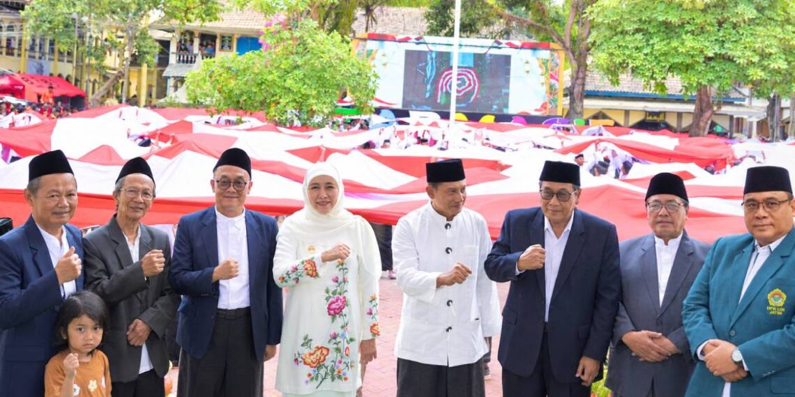 Ketua DPW LDII Jawa Timur Moch Amrodji Konawi kanan bersama Gubernur Jawa Timur Khofifah Indar Parawansa dan sejumlah tokoh menghadiri peringatan Hari Santri Nasional 2026 di Pondok Tremas Pacitan Kamis 2210 Foto LINES Jatim