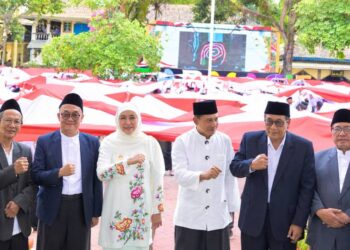 Ketua DPW LDII Jawa Timur Moch Amrodji Konawi kanan bersama Gubernur Jawa Timur Khofifah Indar Parawansa dan sejumlah tokoh menghadiri peringatan Hari Santri Nasional 2026 di Pondok Tremas Pacitan Kamis 2210 Foto LINES Jatim