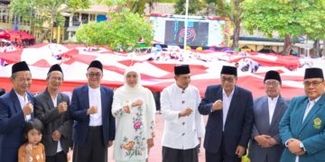 Ketua DPW LDII Jawa Timur Moch Amrodji Konawi kanan bersama Gubernur Jawa Timur Khofifah Indar Parawansa dan sejumlah tokoh menghadiri peringatan Hari Santri Nasional 2026 di Pondok Tremas Pacitan Kamis 2210 Foto LINES Jatim