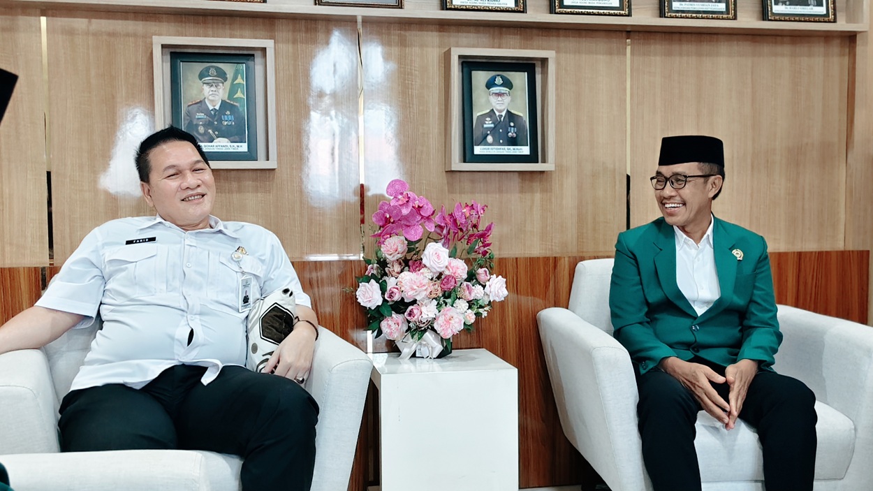 Kepala Kejari Banyuwangi Farid Gunawan berbincang dengan Ketua DPD LDII Banyuwangi Heri Sujatmiko
